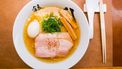 Ramen met witte sojasaus zodat de bouillon niet te donker wordt