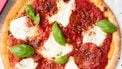 Pittige pizza met salami en chilipeper