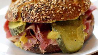 broodje pastrami met augurk