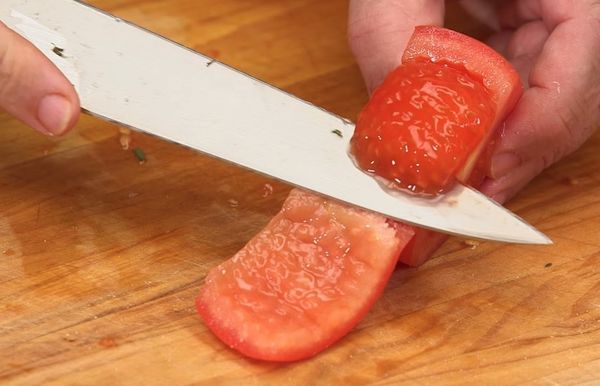 Tomaat snijden voor gazpacho