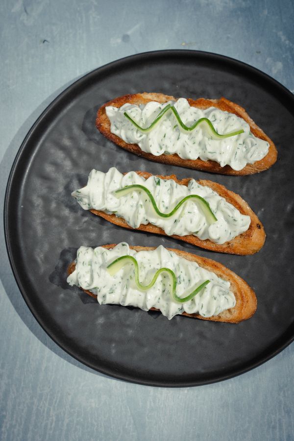 crostini met whipped feta / tzatziki