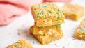 Feestelijke blondies met witte chocolade en discodip