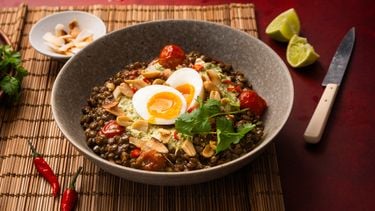 Linzencurry met korianderchutney en pinda