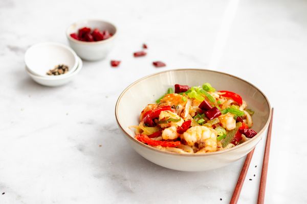 Udon noodles uit de wok met garnaal