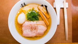 Ramen met witte sojasaus zodat de bouillon niet te donker wordt