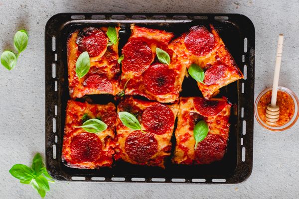 Klassieke plaatpizza met pepperoni