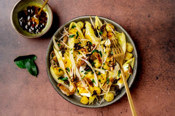Witlofsalade met ei en kip Indisch