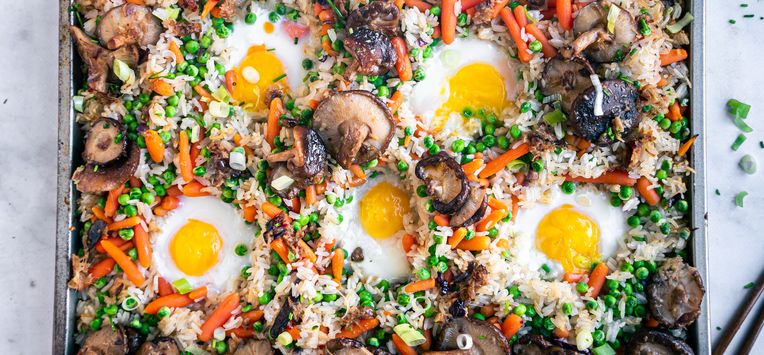 gebakken rijst van de bakplaat, perfect voor een praktisch weekmenu