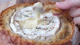 kaasfondue in een brood