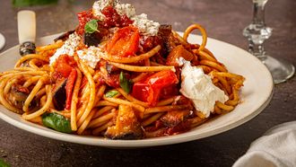 snelle pasta pomodoro met aubergine en ricotta