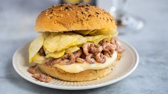 broodje garnalen met chips en aïoli