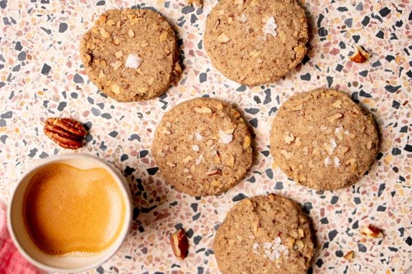 Koekjes met bruine boter en koffie