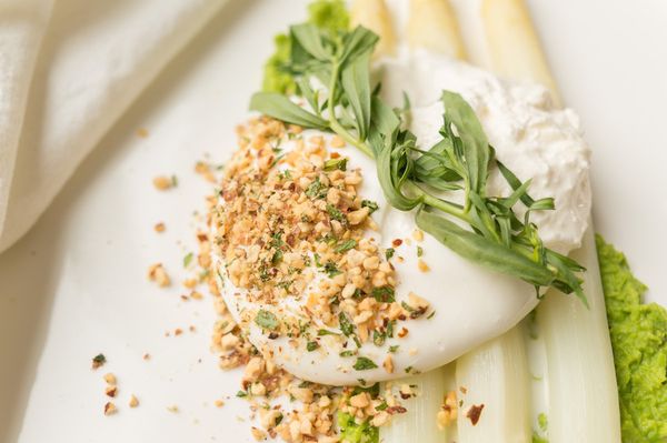 witte asperges met burrata