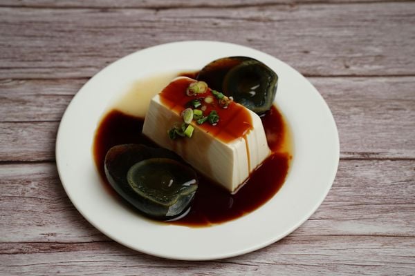 silken tofu op bord