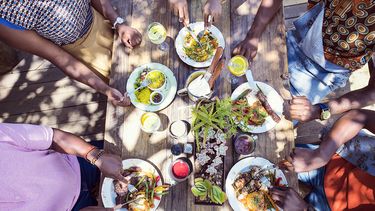 tafel vol met eten in zuid afrika