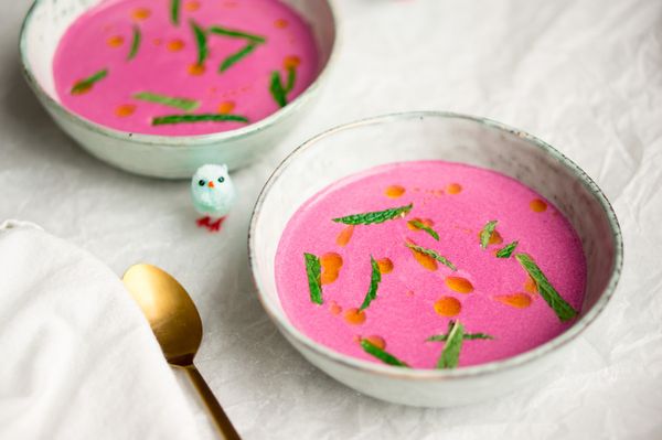 Roze ajo blanco soep voor Pasen