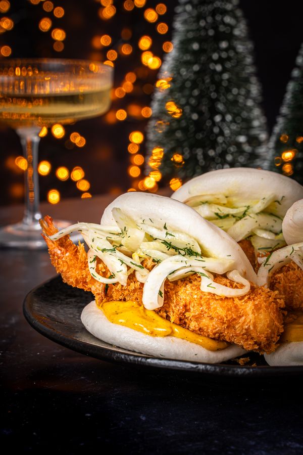 Bao buns met tempura garnalen, gouden mayo en venkel