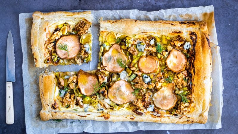 Plaattaart met peer, blauwe kaas en walnoot