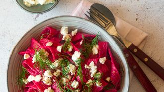 Pasta rode biet, feta en dille