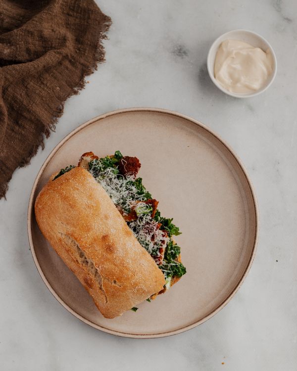 Hoagie | Broodje boerenkool-caesarsalade met krokante kip