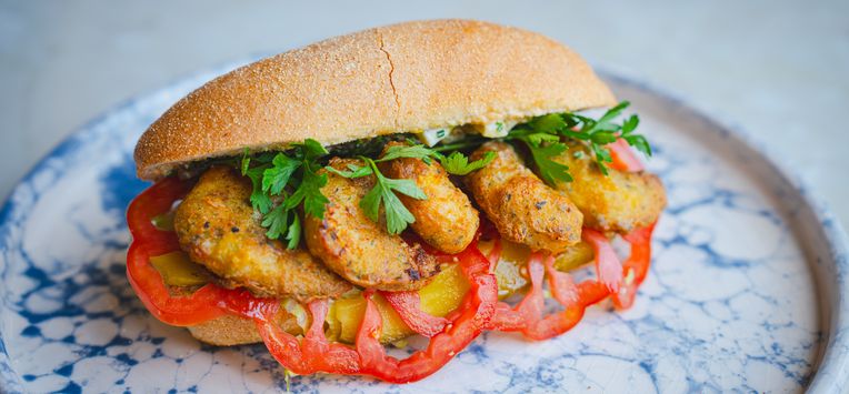 Po’boy met krokante garnalen en remouladesaus