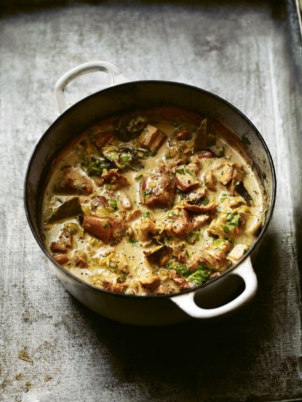 Stoofpotje van buikspek met paddenstoelen en cider