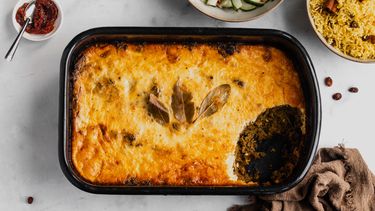 Bobotie recept met gele rijst en komkommersambal