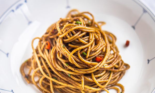 Eenvoudige spaghetti zwarte knoflook