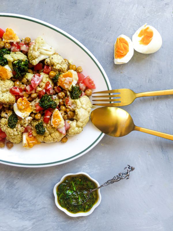 salade met gegrilde bloemkool en kikkererwten