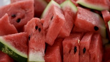 watermeloen in schijfjes als voorbeeld van hoe je watermeloen kunt snijden