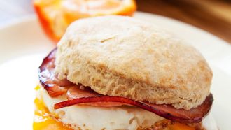 Amerikaanse biscuits met bacon