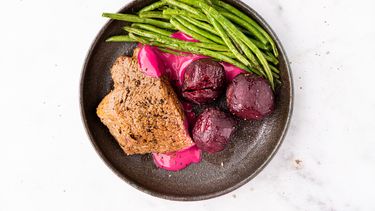 steak met bietjes, roze tahini en haricots verts